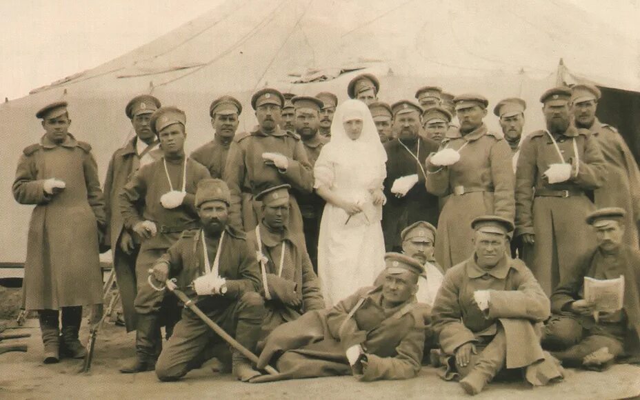 Крестьяне в 1 мировую войну. Крестьяне до революции 1917. Человек запряженный в плуг. Крестьянство в россии в 1914-1923. Крестьяне в 1917 году.