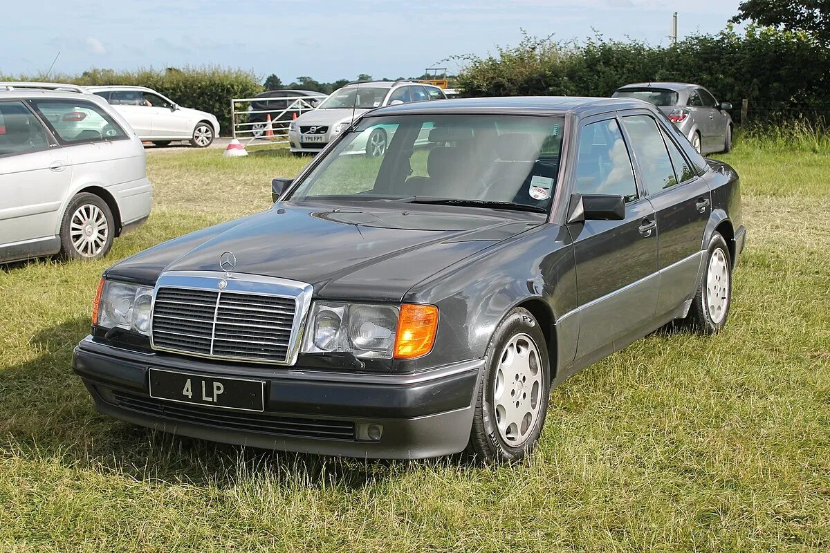 Мерс 124 1993. Мерседес 1993 е. Mercedes-benz w124, 1992. Мерседес с 500 1991. Mercedes e300.
