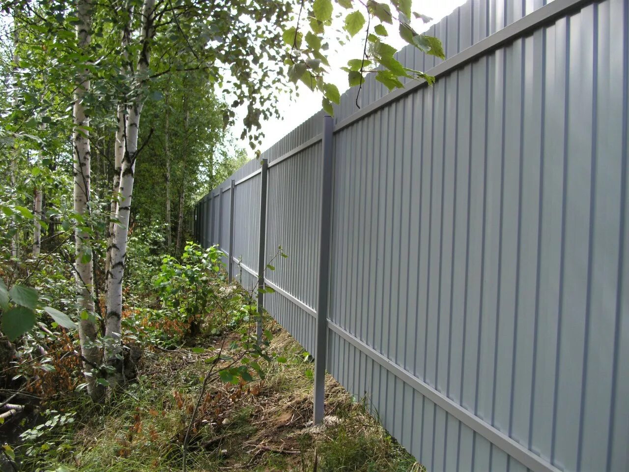 Прожилина 60 40. Каркасный забор из профнастила. Деревянные лаги для забора. Прожилины для забора. Каркас для забора из профнастила.