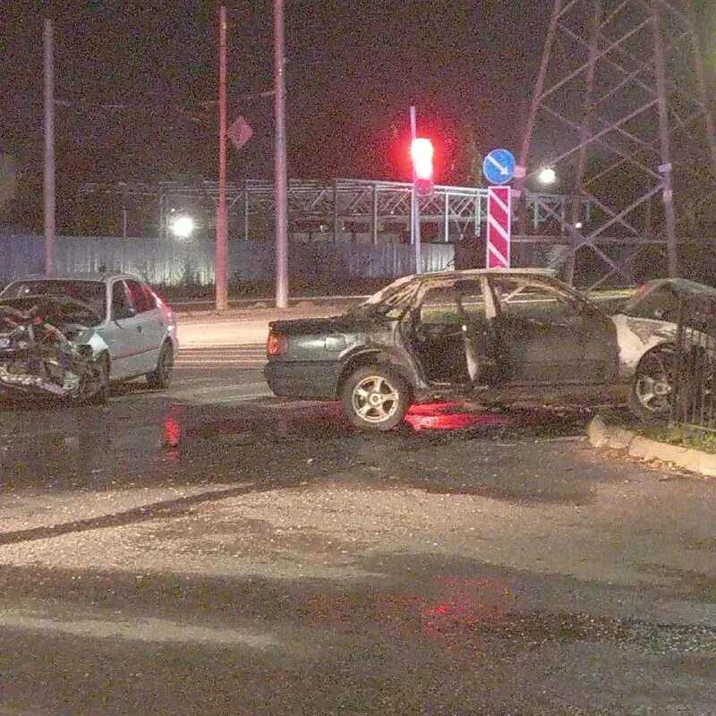 Троллейбус сгорел в таганроге. Что случилось ночью в таганроге. Николаевский рынок таганрог. Пожар в таганроге вчера. 31 автобус таганрог.