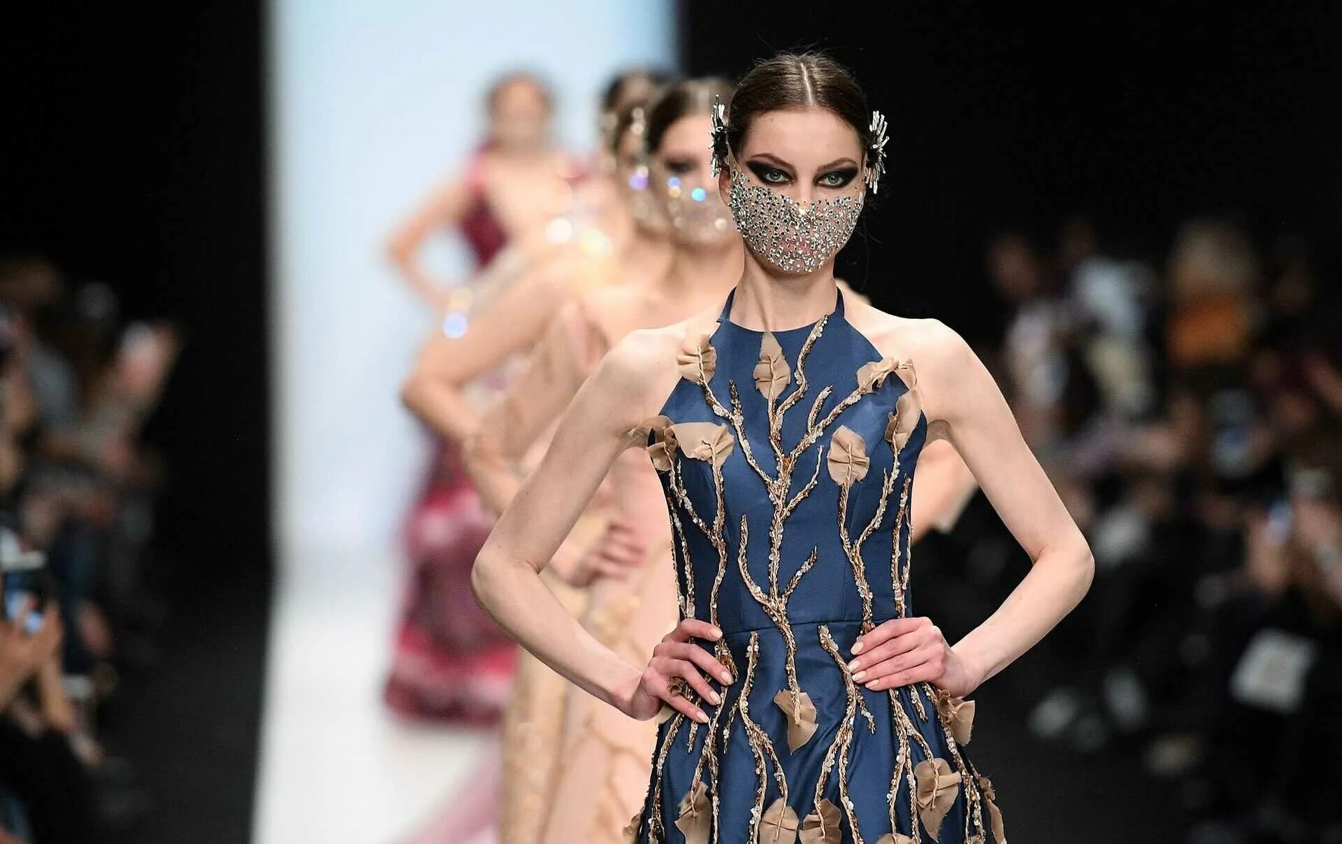 Оливия винтен модель. Раф симонс показ диор. Эли сааб весна лето 2014. Неделя моды платья. Неделя моды в париже.