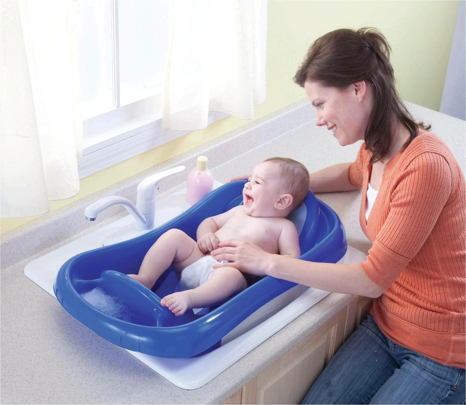 Ванночка для новорожденных вода. Гигиенические ванны для новорожденных. Детские ванночки для купания новорожденных. Температура воды для купания новорожденного. Правильная ванна для грудничка.