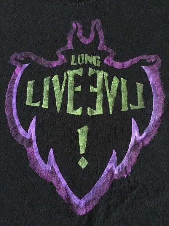 Наследники long live evil. Наследники дисней символы. Наследники дисней значки. Наследники дисней логотип. Знаки мэл.