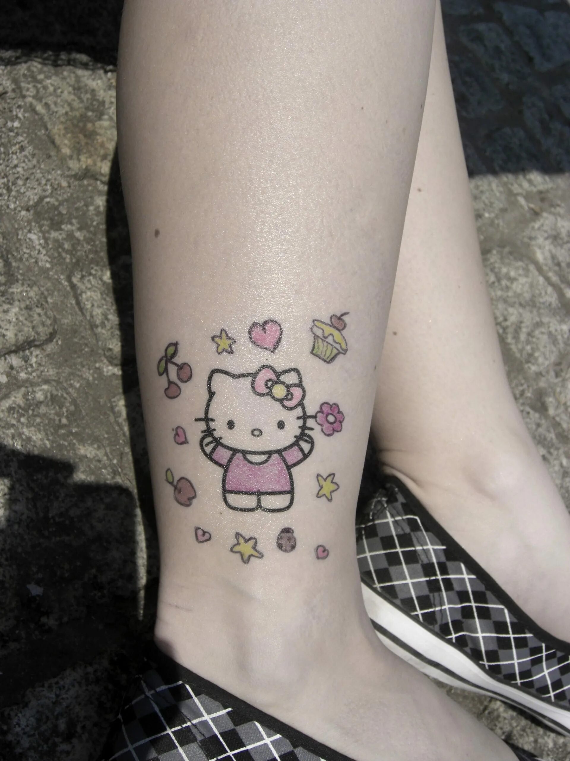 хэллоу китти тату. татуировка хеллоу китти. тату хелло китти. татуировки хэллоу китти 2020. тату хелло китти.