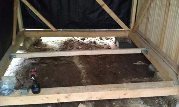 Пол в хозблоке. Настелить пол в сарае. Деревянный пол в сарае. Пол для хозблока. Пол в хозблоке.