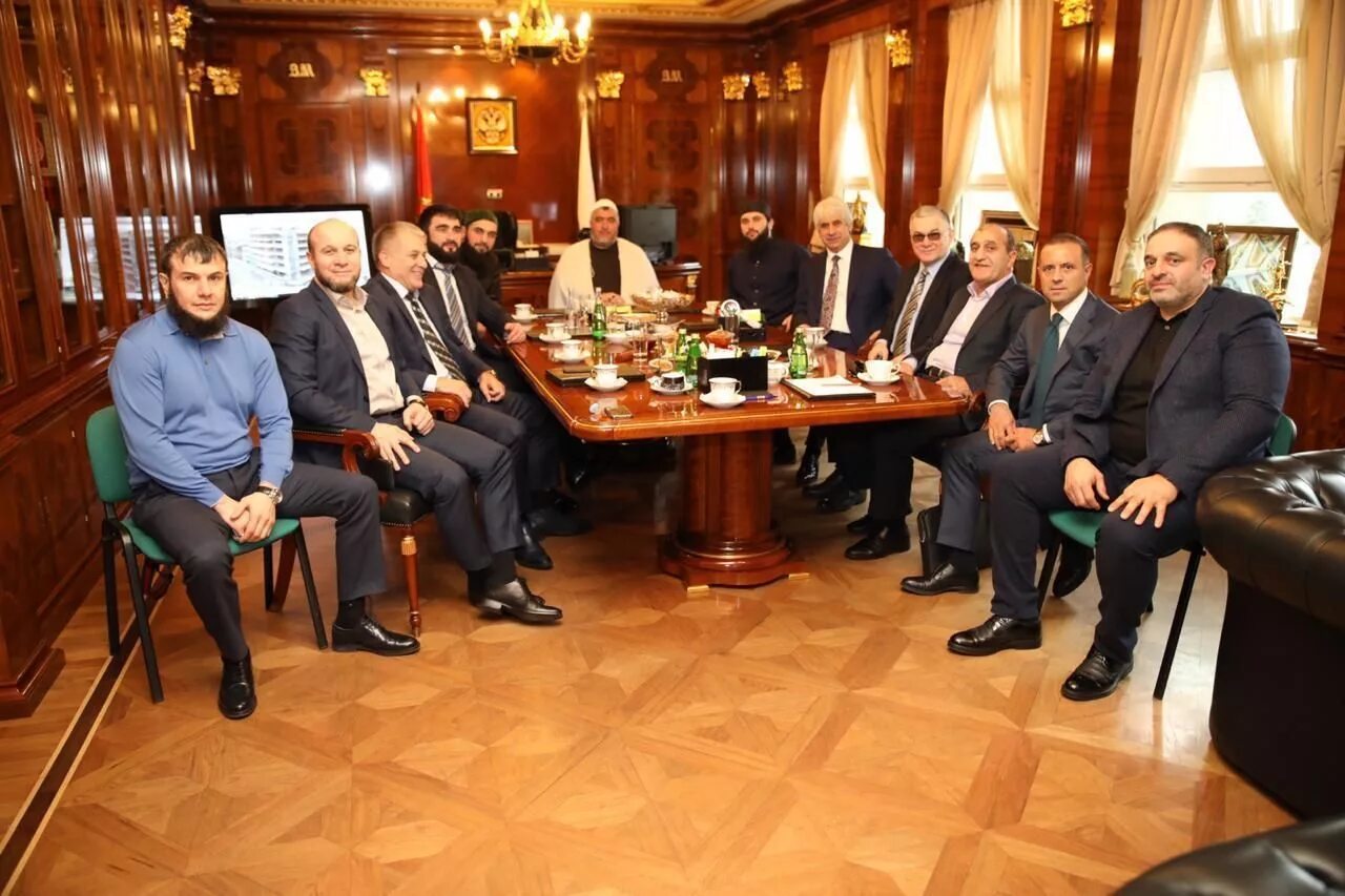 Чеченская диаспора в саратове. Мамишев  вагиф диаспора азербайджана. Представитель чеченской диаспоры в москве. Салаудин чеченская диаспора. Президент отель москва адам делимханов.