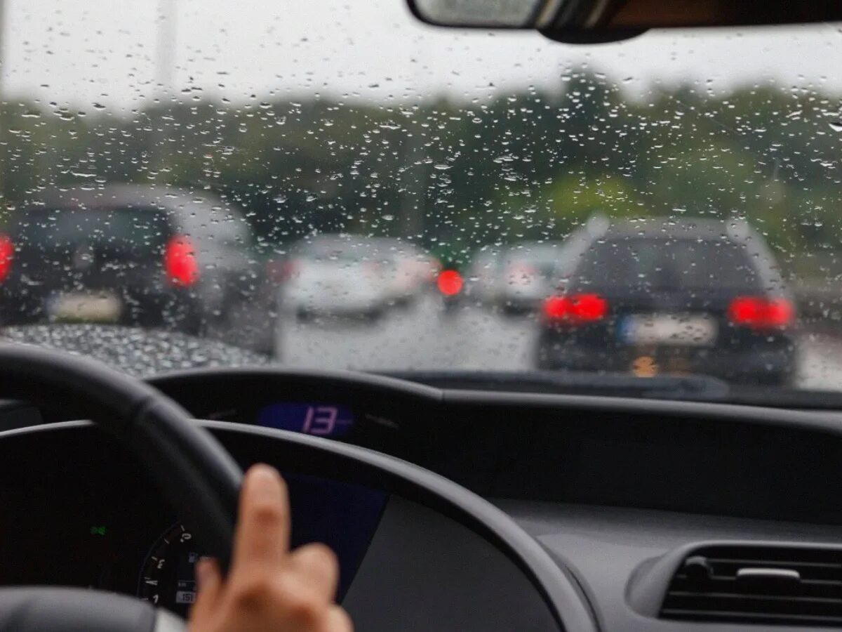 Хорошо в машине в дождь. Вид из окна машины. Вождение в дождь. Окно автомобиля. Машина под дождем.