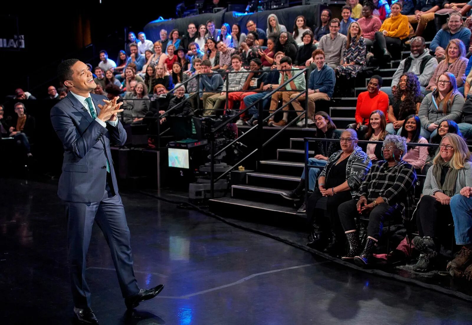 Все шоу зритель. Все шоу зритель. Студия для съемок шоу. Все шоу зритель. Массовка на сцене.