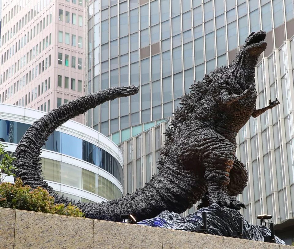 Самые огромные монстры. Токио Годзилла статуя. Памятник Годзилле в Токио. Статуя Годзиллы в Японии. Годзилла парк Япония.