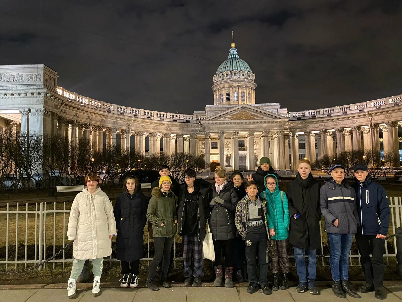 Садов студент. Парки парижа люксембургский сад. Яблоки агроном лебедянский район. Группа играет в ботаническом саду. Люксембургский сад пикник.