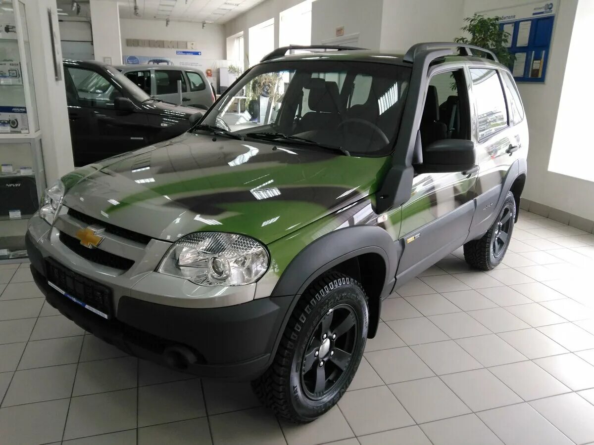 Нива шевроле купить новая в салонах. Цвет Niva Chevrolet Trophy. Нива Шевроле 21 23. Chevrolet Niva le+ голубая. Нива Шевроле 2016 года.