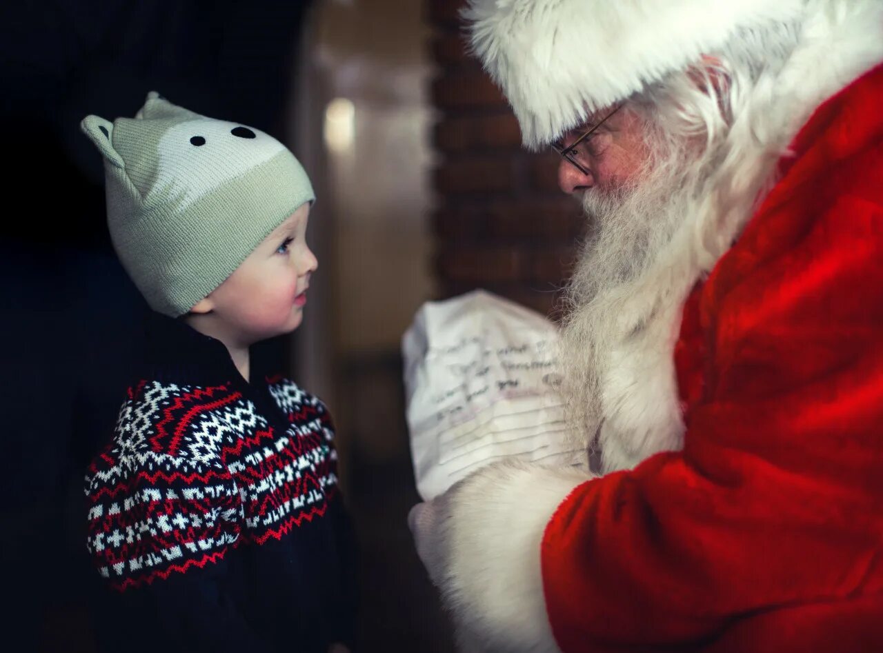 Малыши дед мороз. Дед Мороз. Дед Моро задрит подарок детям. Дед Мороз для детей.