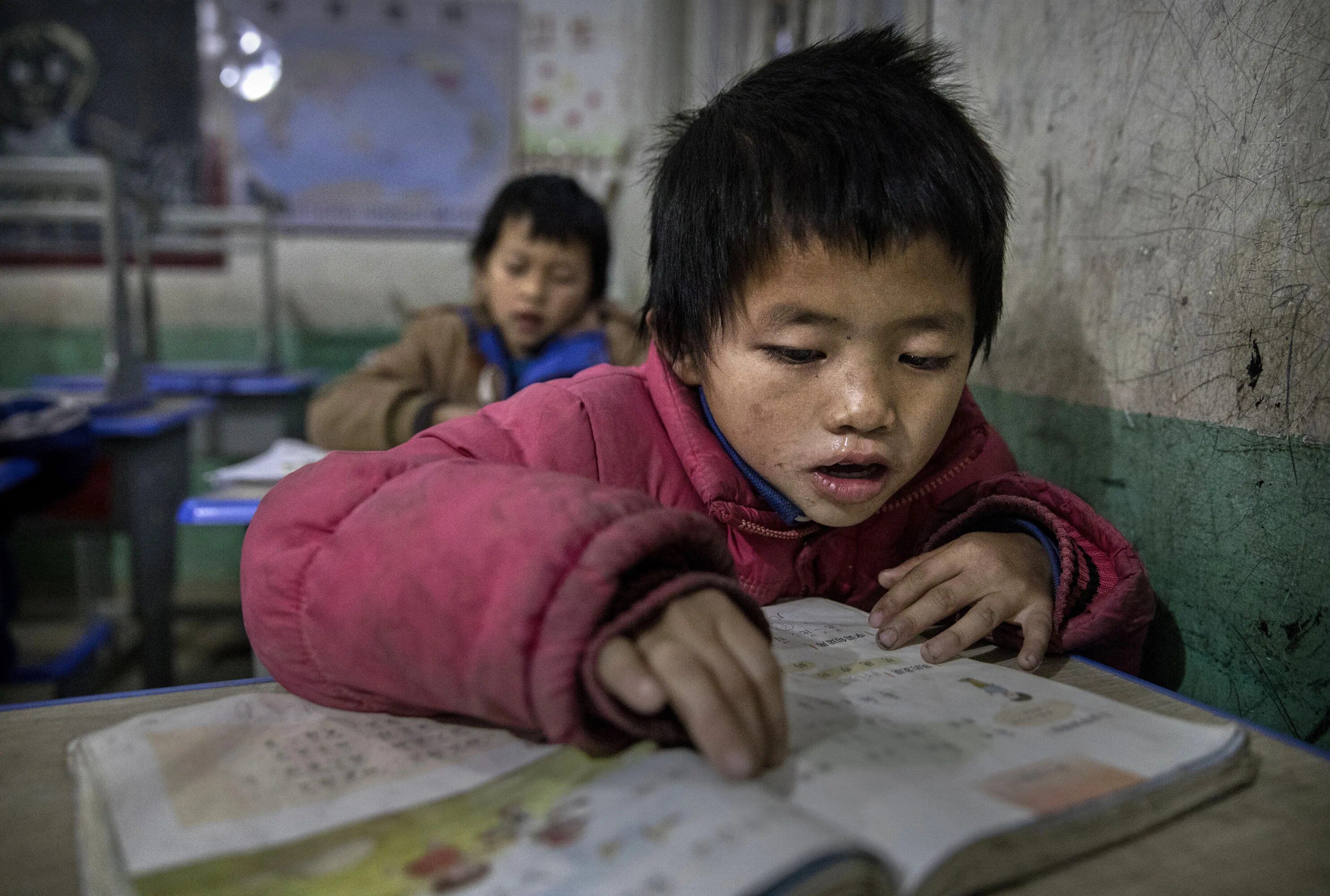 Ребенок бросил школу. Детдома в Китае. Бедные дети в детском доме. Китайский детский дом.