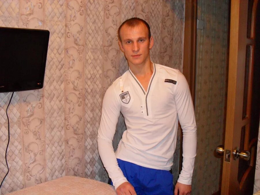 Парни знакомятся с парнями. Мужчина актив ищет пассива. Пассивы новосибирск. Мальчики по вызову для мужчин. Брачные аферисты на мамбе.