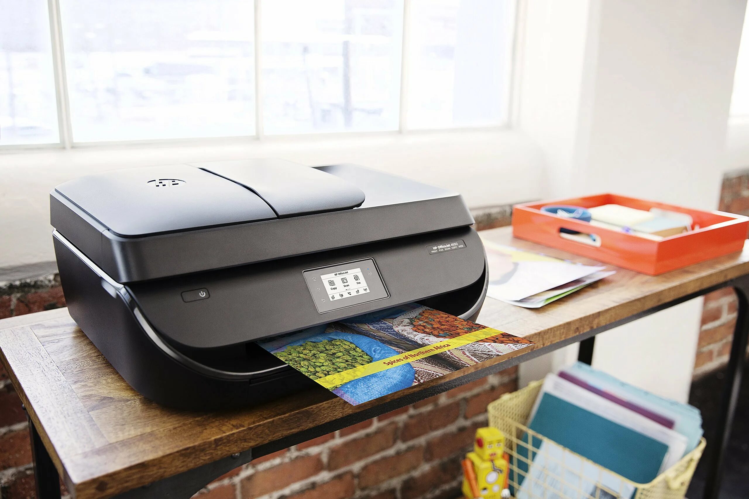 Принтер в офисе. Принтер красивый. Принтер для ноутбука.
