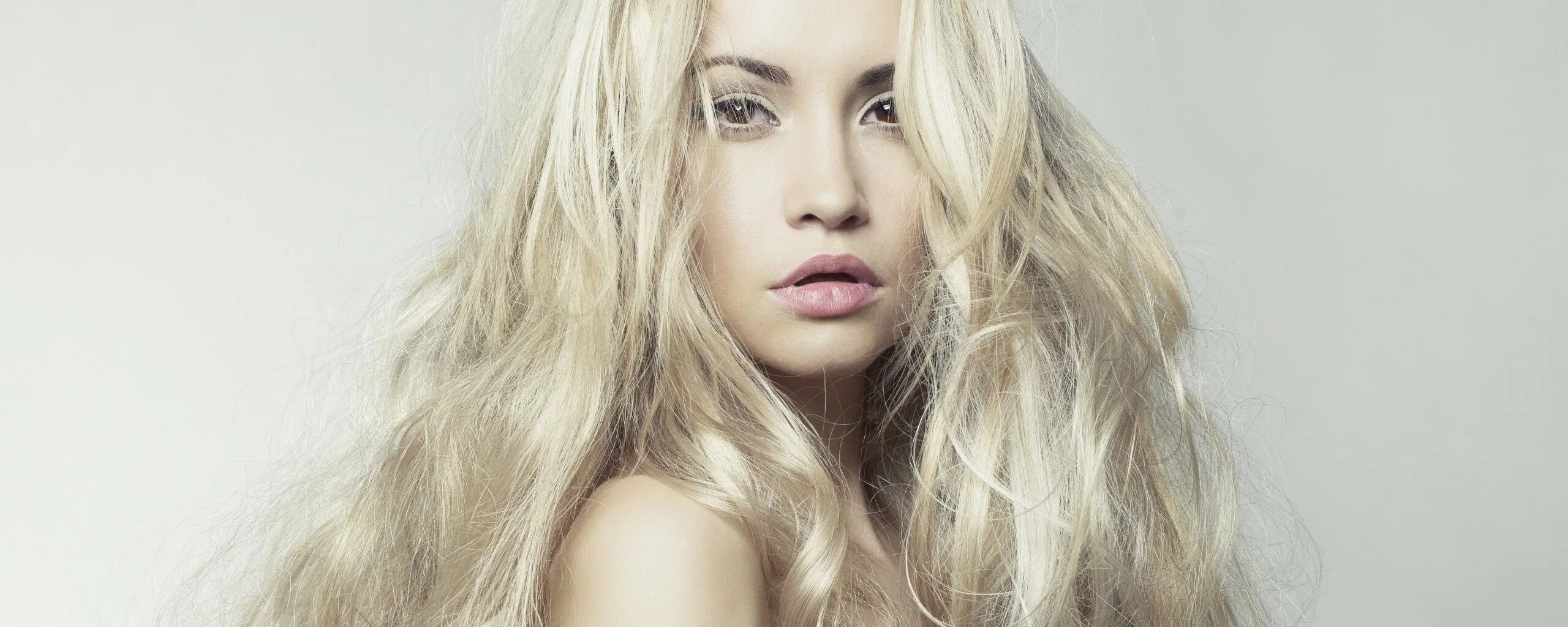 Дессанж стрижка каскад. Арина dead blonde. Лали певица блондинка. Жемчужный блонд 2023. Белокурая певица.