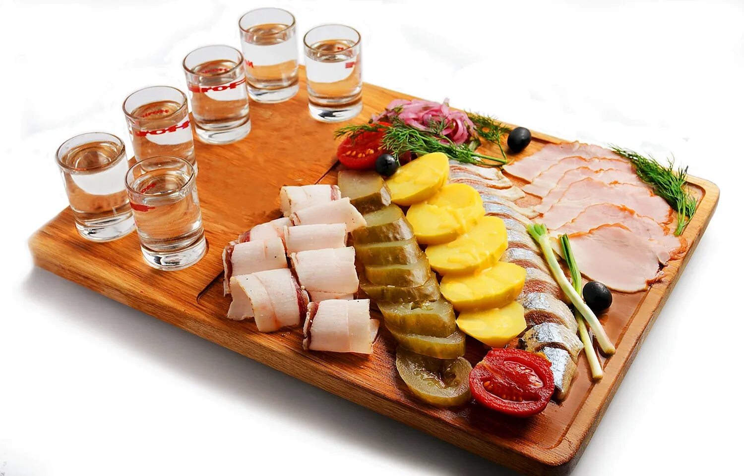 Красивая нарезка. Нарезка под столом. Закуски на стол. Украшение блюд праздничного стола. Мясная нарезка.