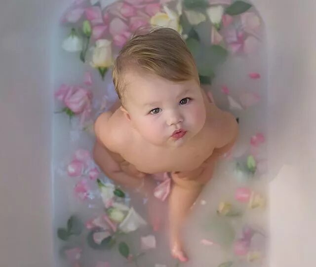 Baby girl taking bath with foam фотография Stock Adobe Stock