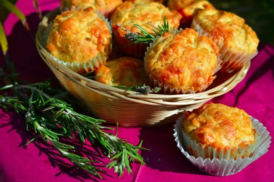 Кексы с ветчиной. Мясные маффины. маффины с ветчиной. маффины с ветчиной и сыром. закусочные маффины.