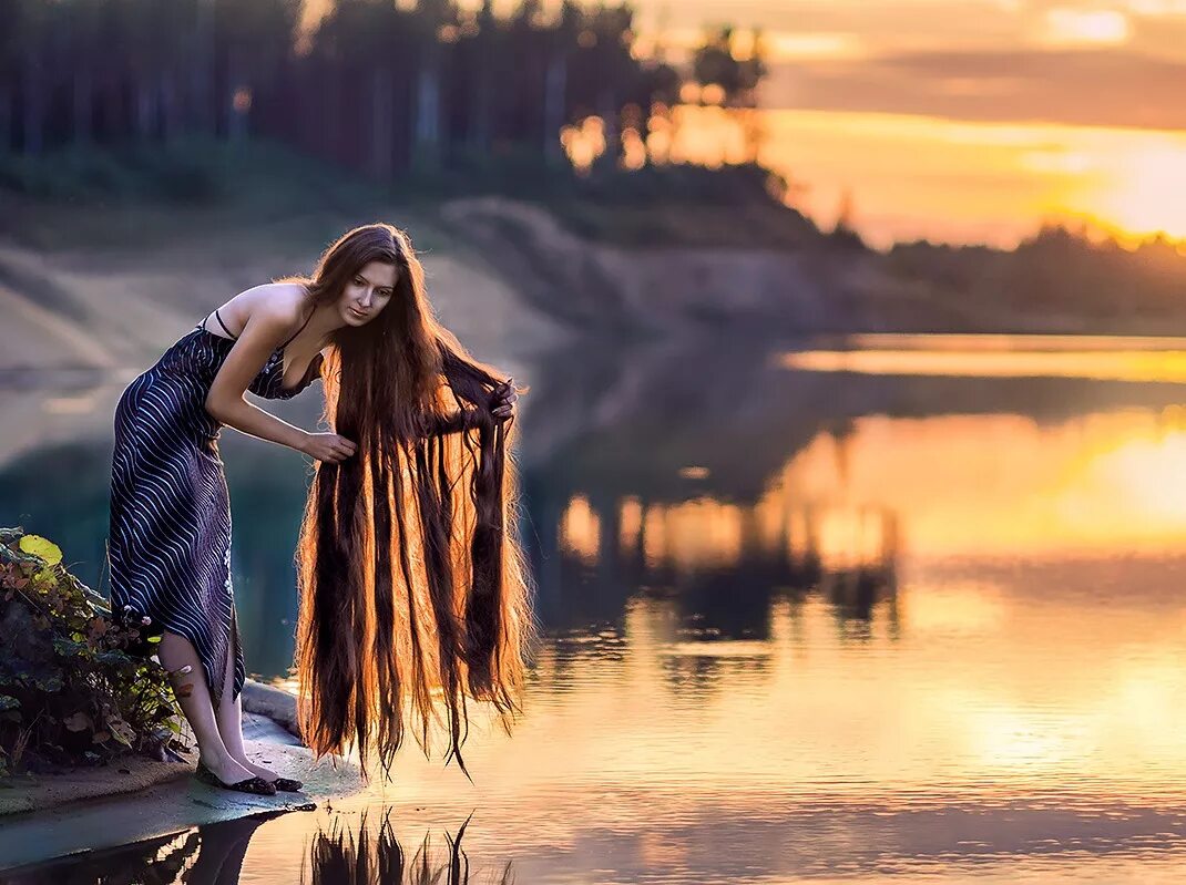 девочка с отпущенными волосами. девушка с шикарными волосами. женщина распустила волосы. девушка лежит с распущенными волосами. женщина распустила волосы.