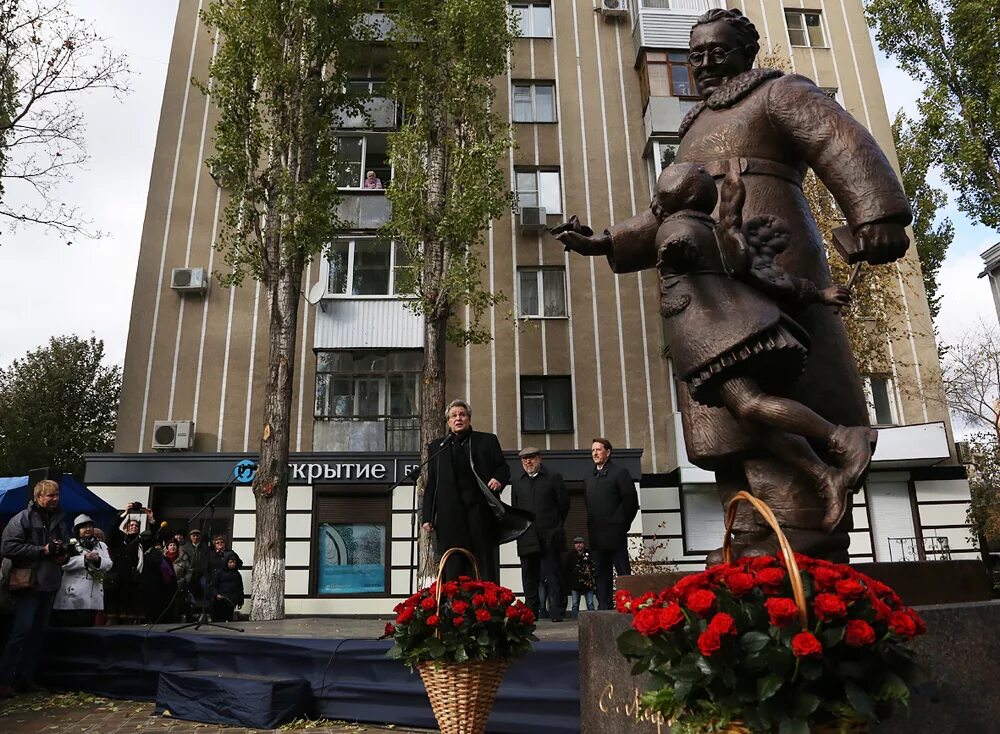 Памятник 2 писателям. Памятник Маршаку в Воронеже. Памятник Высоцкому в Воронеже. Памятник Самуилу Маршаку в Воронеже.