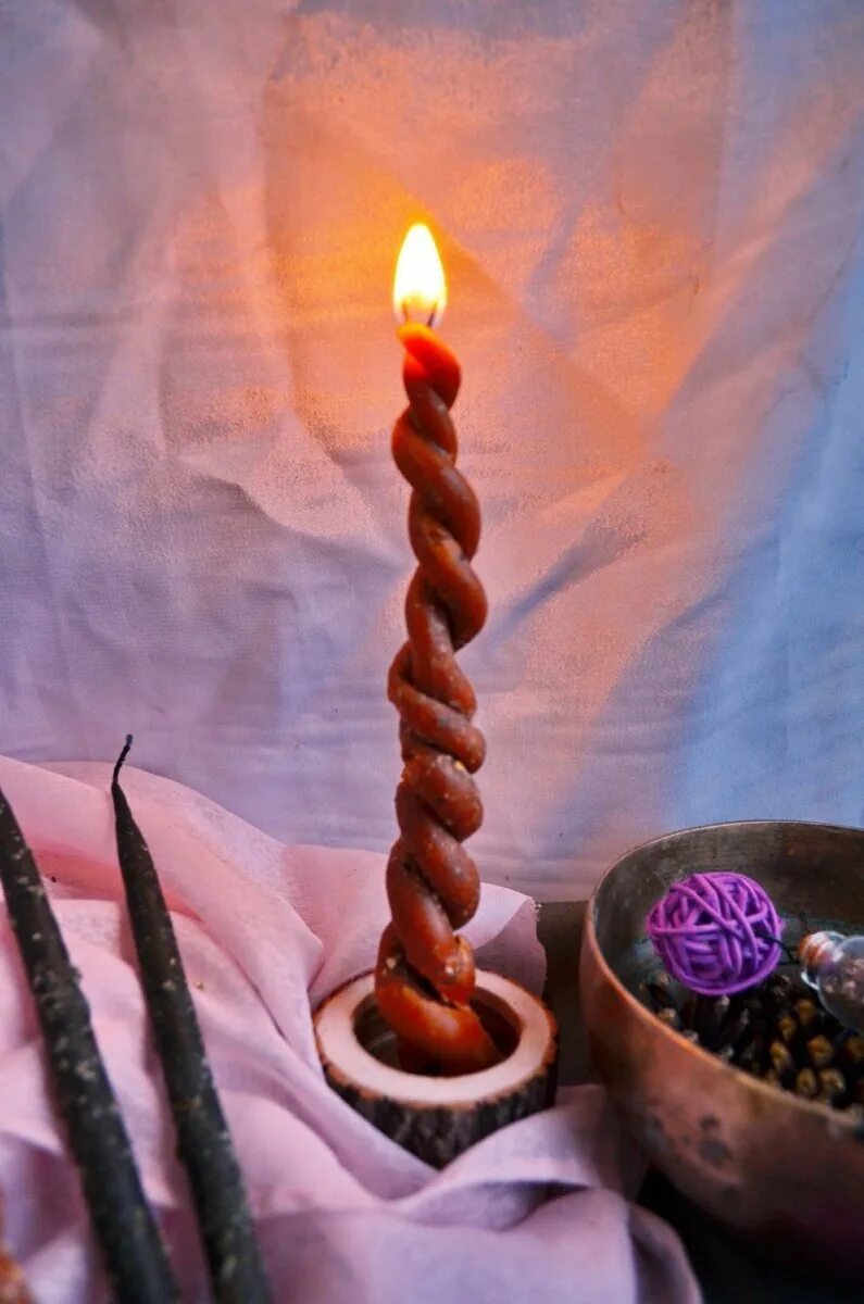 Сильный приворот на свечи. Магические свечи. Свечи скрутки. Ритуалы со свечами. Ритуальные свечи.