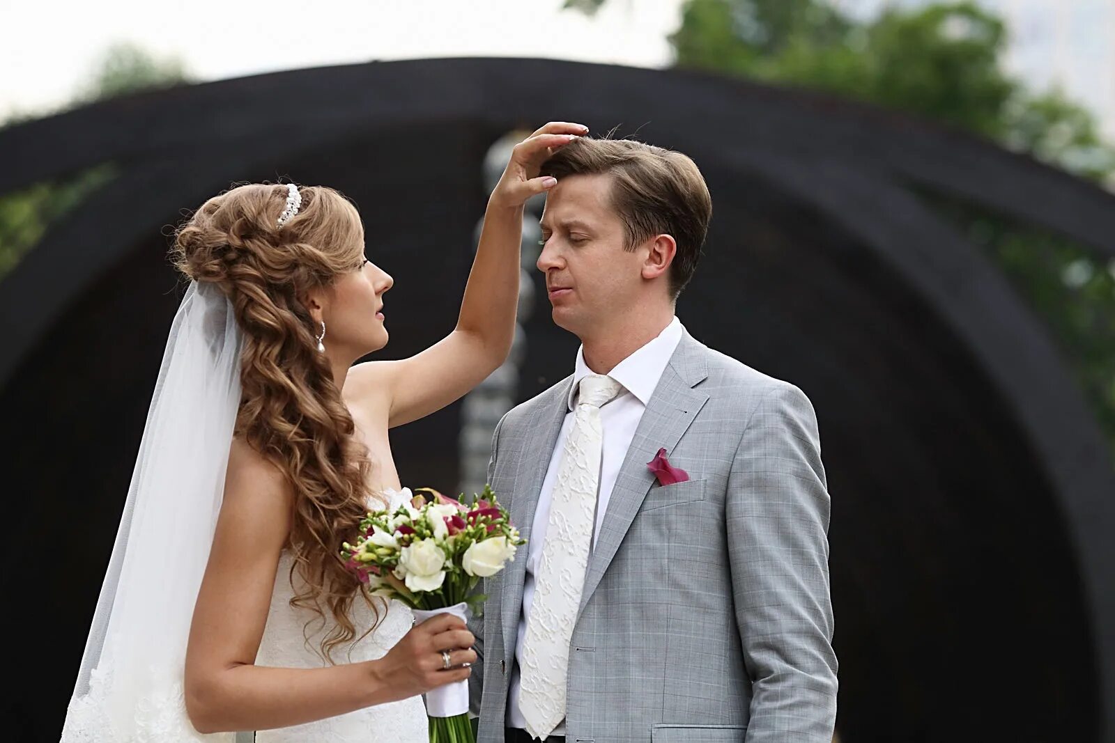 свадебные фотографии. молодожены. первая брачная ночь. фотосессия жениха и невесты на природе. проводили молодоженов.