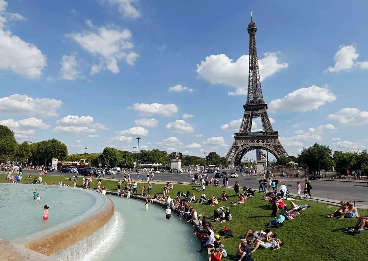 Сингапур Франция Франция. Eiffel Tower Tourist. Paris Tourists. Eiffel Tower view from the grass. Франция ис