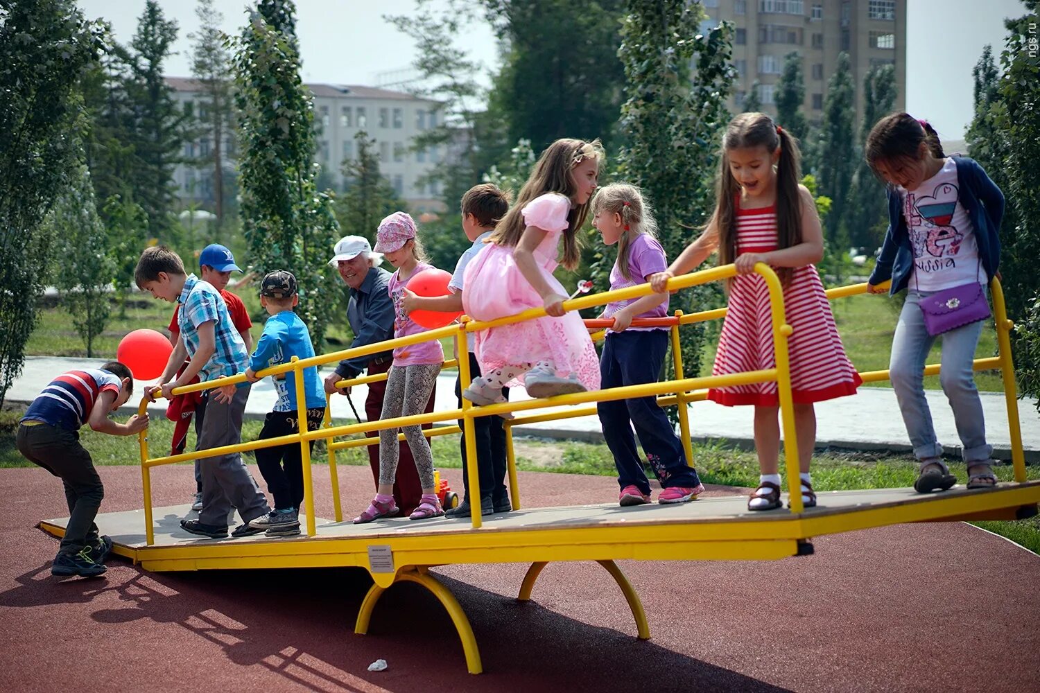 развлекательный парк для детей омск. куда сходить в омске сегодня с детьми. чудо град омск. мегалэнд чадо град. батутный парк гравити омск.