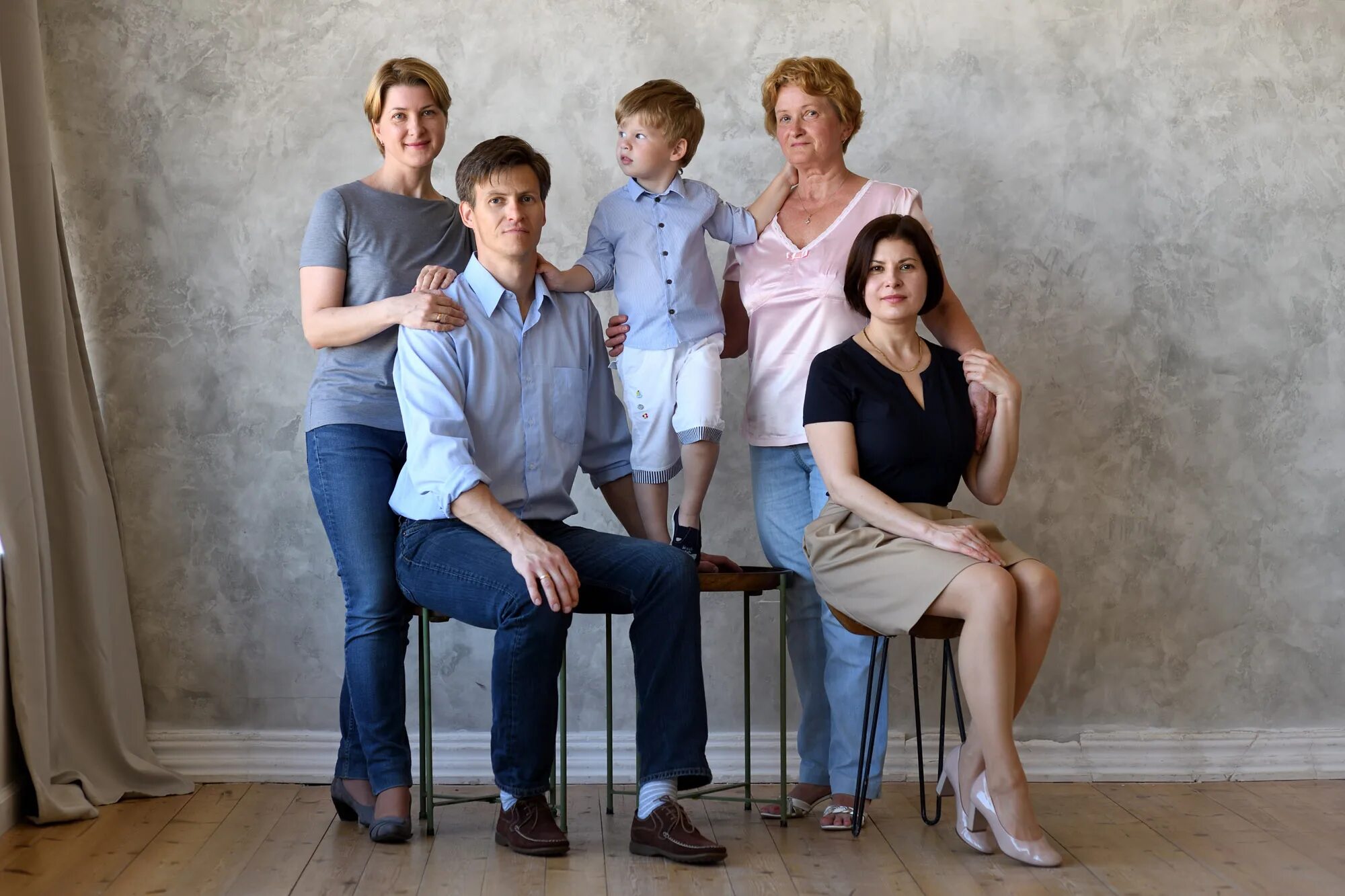 семья картинки рисунки. строго семейный. семейный портрет в инте. ребенок в семье. демократический стиль воспитания картинки.