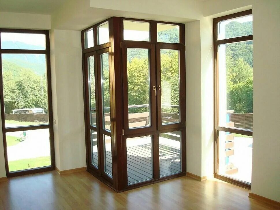 Авито пластиковые окна двери. Стеклопакеты деревянные с дверями. Деревянные окна и двери. Деревянные евроокна. Деревянная балконная дверь.
