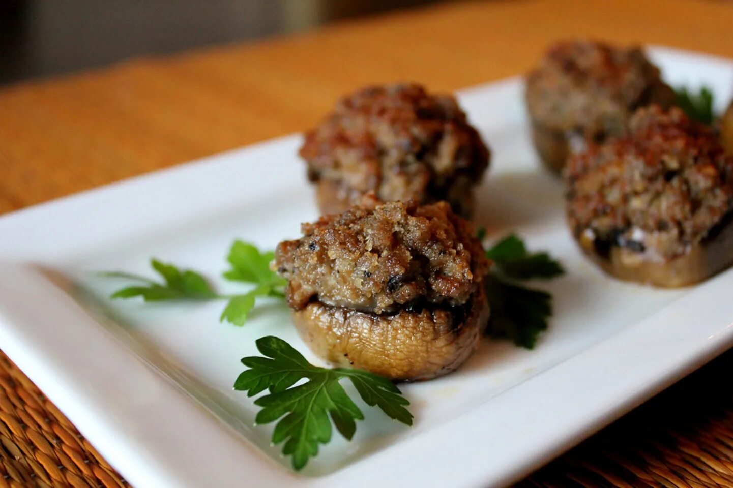 Шампиньоны фаршированные мясом в духовке. Фаршированные грибы. Фаршированные шампиньоны. Шампиньоны с фаршем. Шампиньоны фаршированные гречкой.