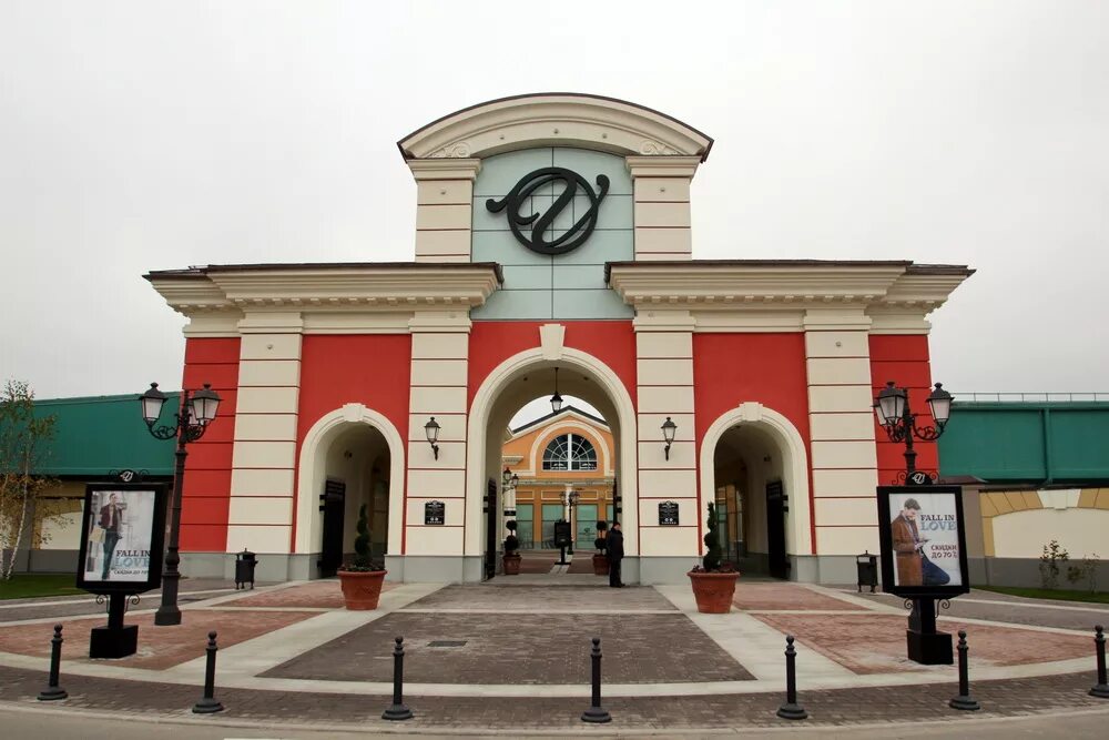 Outlet санкт петербург. Пулковское шоссе 60 аутлет. Аутлет Вилладж Пулково. Деревня аутлет Пулково. ТК «Outlet Village Пулково».