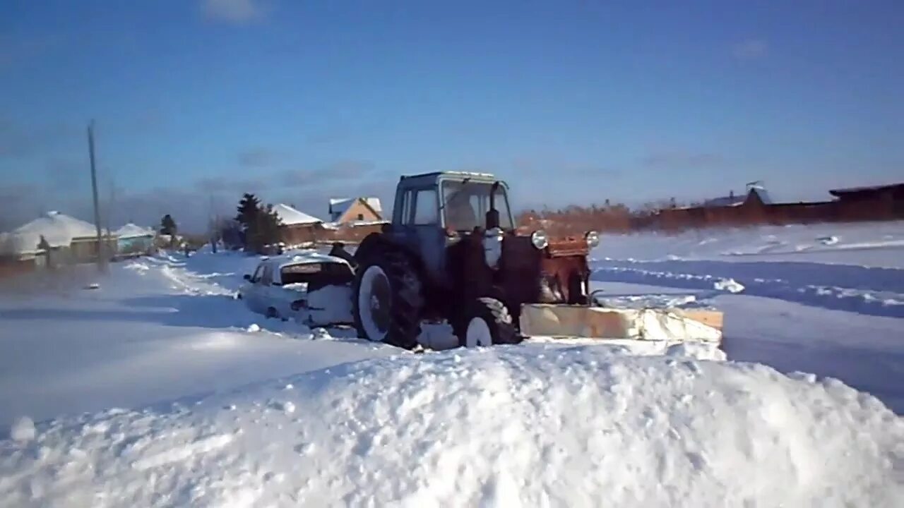 Трактор МТЗ-82.1 В деревне зимой. Трактор зимой. Трактор зимой в деревне. Очистка снега трактором. Чистить снег в деревне