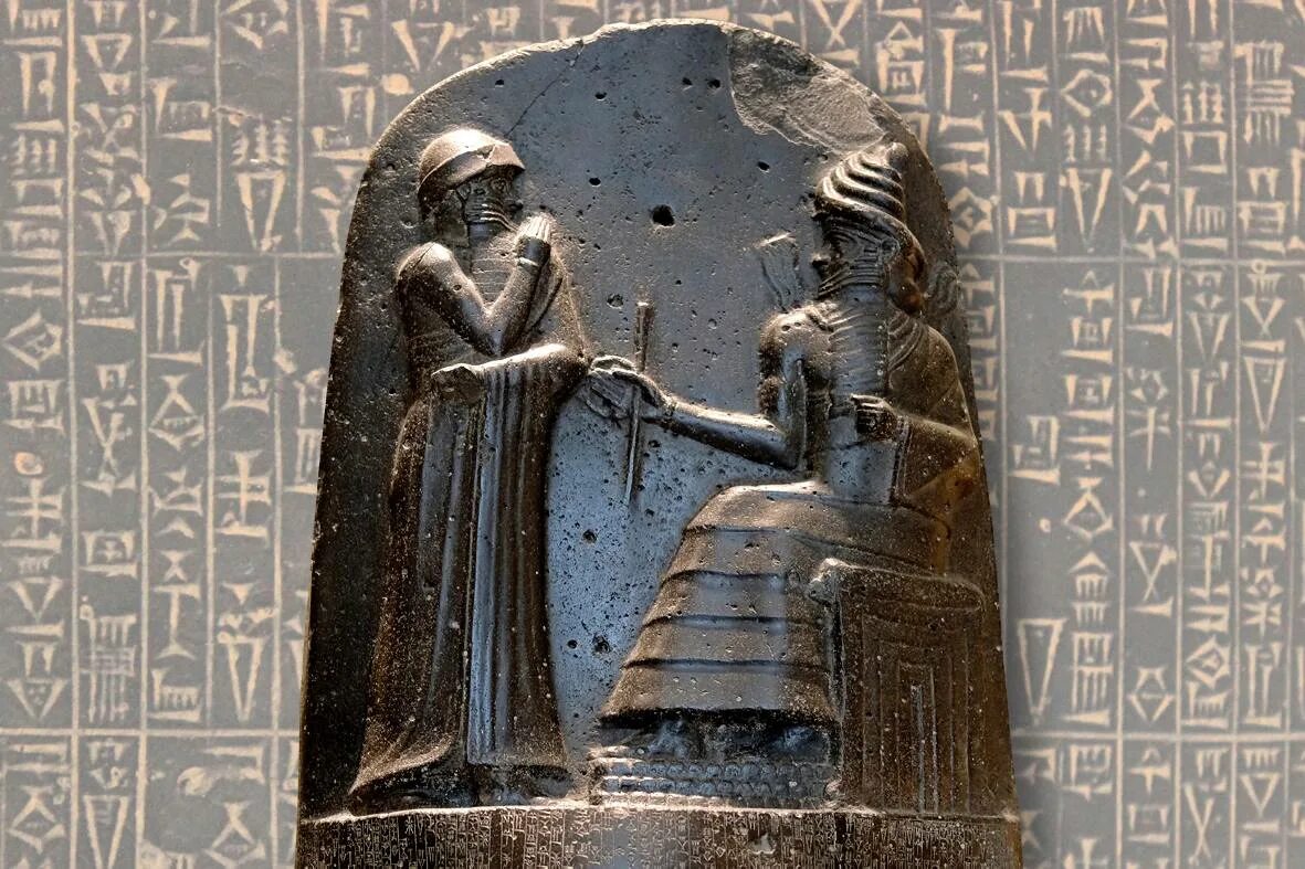 Законы хаммурапи. Статуя молящегося хаммурапи. Хаммурапи часто изображали рядом с богом. Э. 20 в.