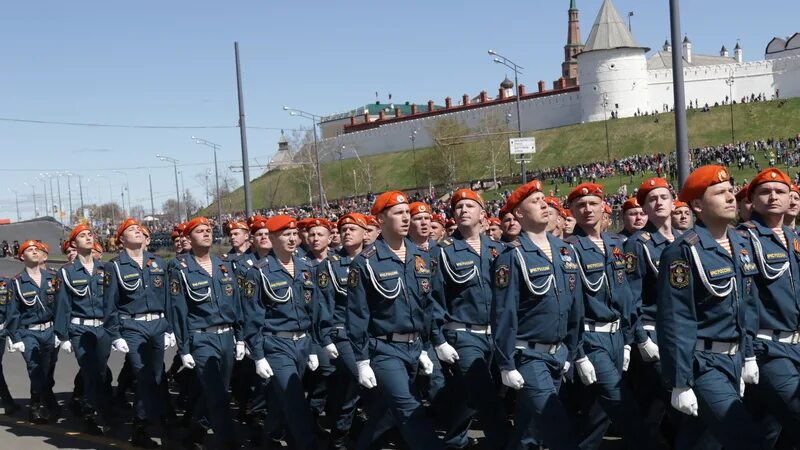 Сайт мчс казани. Парад МЧС. Парад Победы Казань. МЧС на параде 9 мая в Казани.