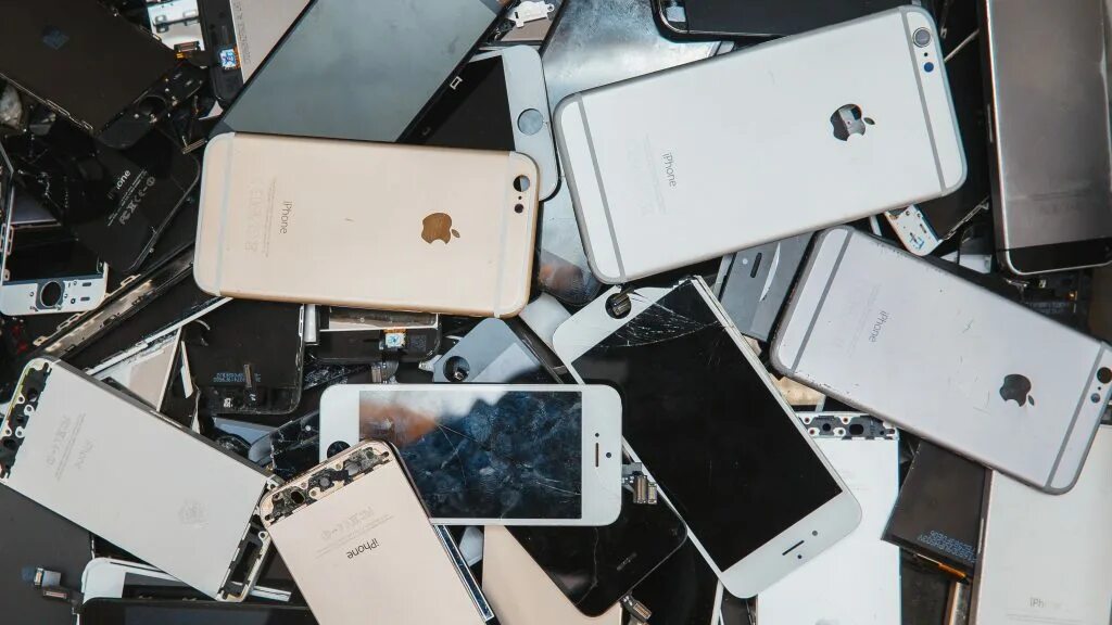 Магазин списанной техники apple за 0. Куча айфонов. Телефоны iphone много. Много айфонов на столе. Куча сломанных смартфонов.