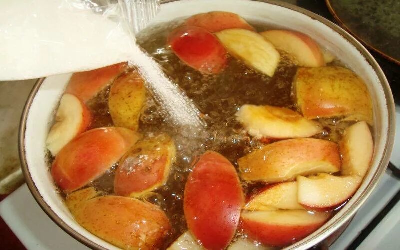 Варить компот из яблок свежих в кастрюле. Варить компот из яблок свежих в кастрюле. Варить компот из яблок свежих в кастрюле. Компот из фруктов. Яблочный компот.