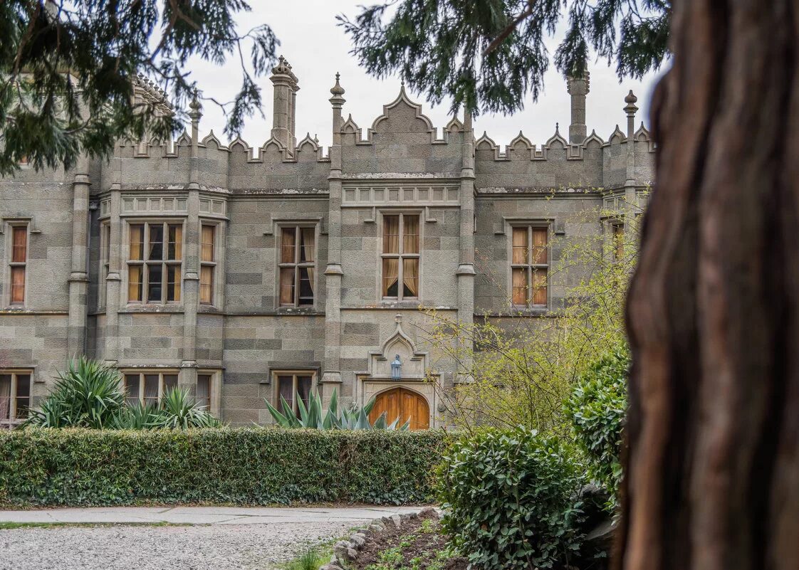 алупка веб. директор воронцовского дворца в крыму. достопримечательности крыма воронцовский дворец. алупка. ливадия воронцовский дворец.