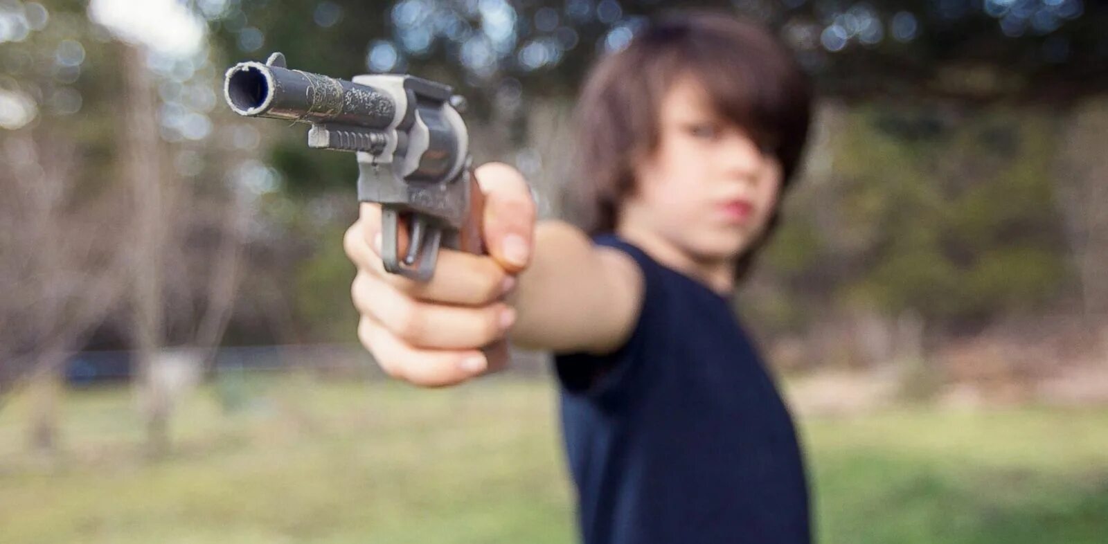 Стрельба. Стрельба во сне. Сон стрелять из винтовки в людей. Человек с двустволкой в руке. Пистолет около головы.