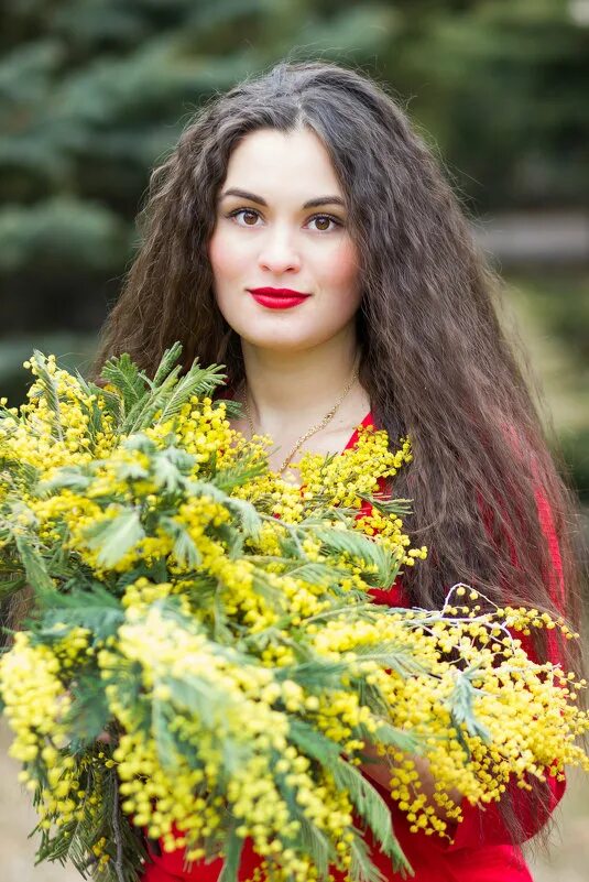 Фото с мимозой девушка. Женщина с мимозой. Фотосессия с мимозой. Девочка с мимозой. Фотосессия с мимозой в студии.