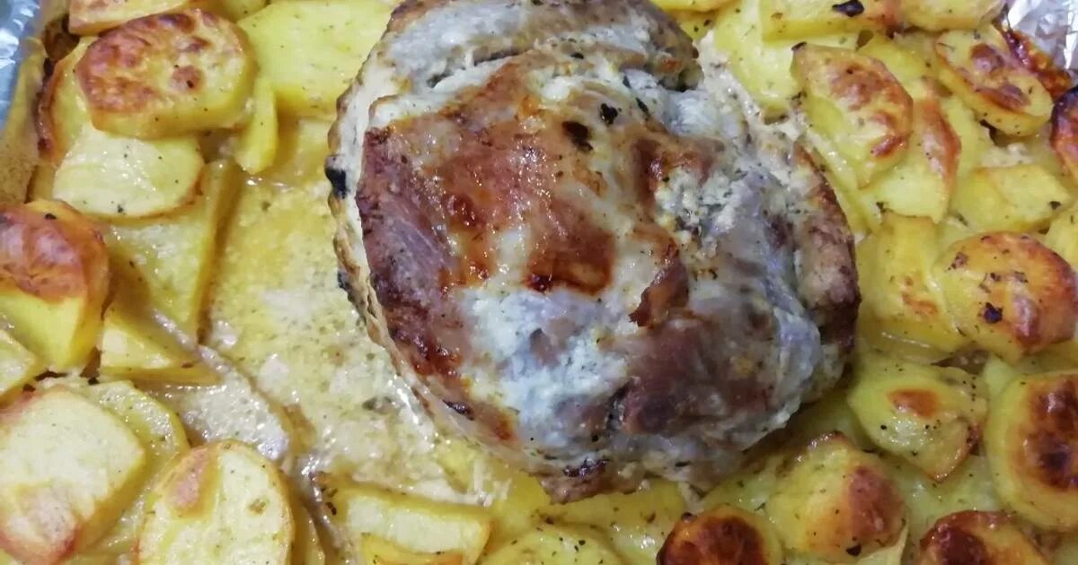 Картошечка с мясом в духовке. Свинина с картошкой в духовке. Картофель с кусочками свинины в духовке. Свинина в духовке в фольге. Картофель с кусочками свинины в духовке.
