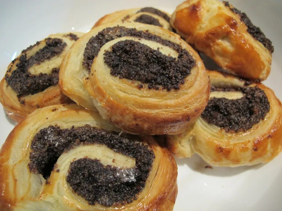 рулет с маком из дрожжевого теста. тесто слоеное дрожжевое рецепты с маком. тесто слоеное дрожжевое рецепты с маком. сыроедческий маковый рулет. слойка с маком из дрожжевого теста.