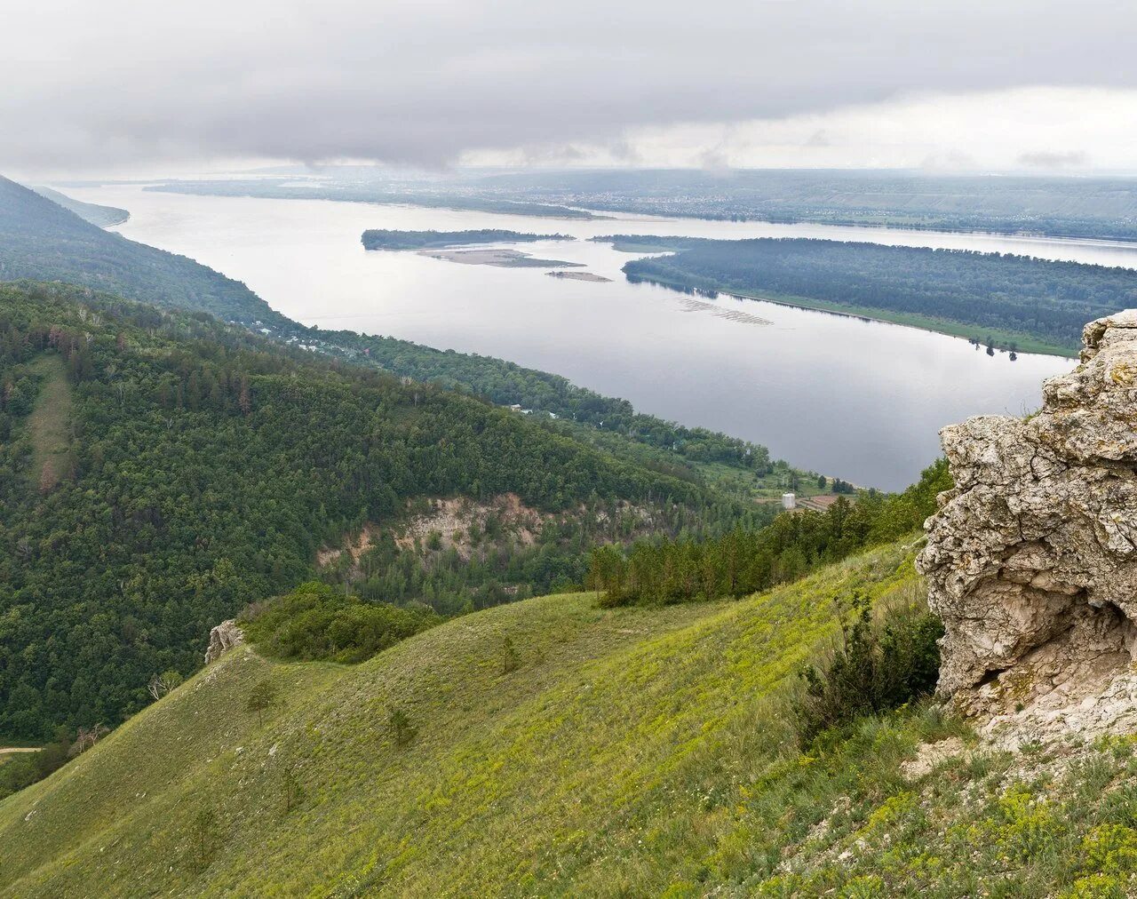 Природные достопримечательности самарской области. Жигулевские горы Жигулевск. Самара Волга Жигулевские горы.