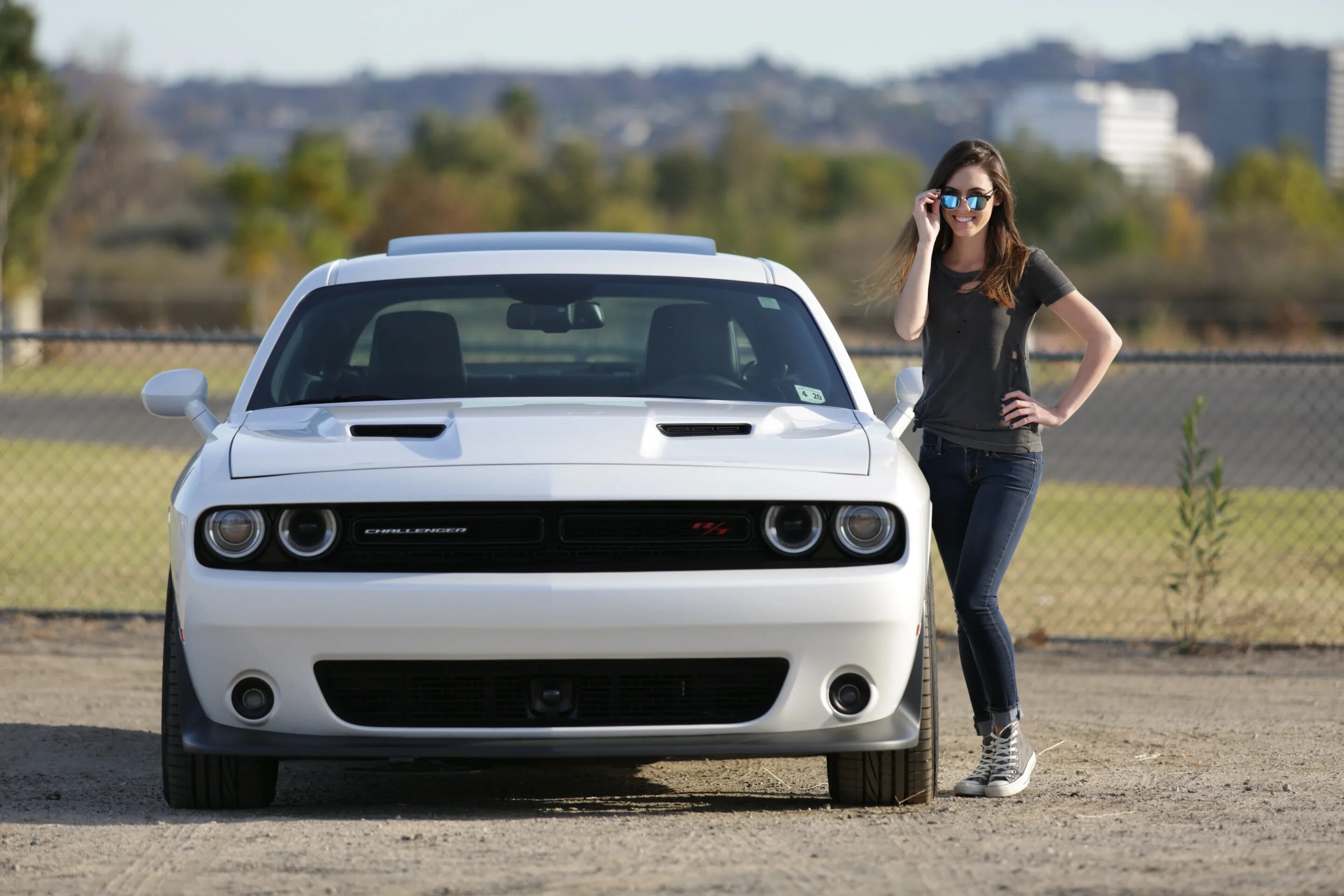 Машина дол. Додж Челленджер тёлки. Додж и девушка. Dodge Challenger и девушка. Srt и девушка.