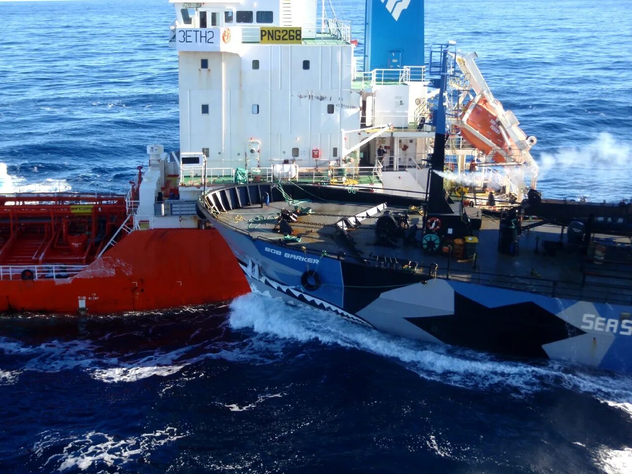 Судно видео. Sea Shepherd суда. Столкновение судна. Столкновение судов в море. Столкновение кораблей.