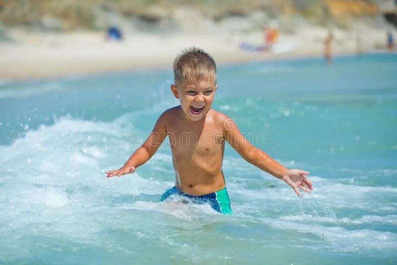 Мальчик купается в море. Мальчик плавает в море. Дети купаются в море. Мальчик мальчик купается на солнце.