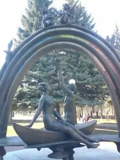 Памятник семейные узы