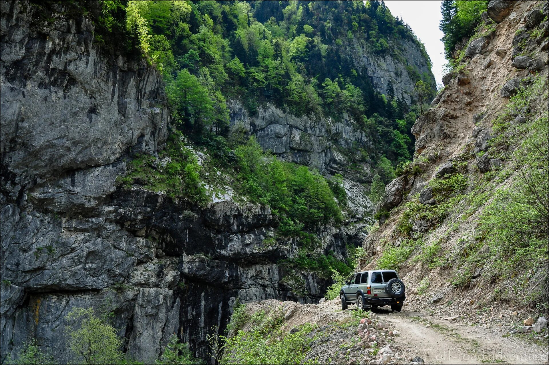 Лучшее время в абхазии. Дорога в горах Абхазии. Абхазия достопримечательности горы. Апшурское ущелье Абхазия. Самое рисковая дорога в горах Абхазии.