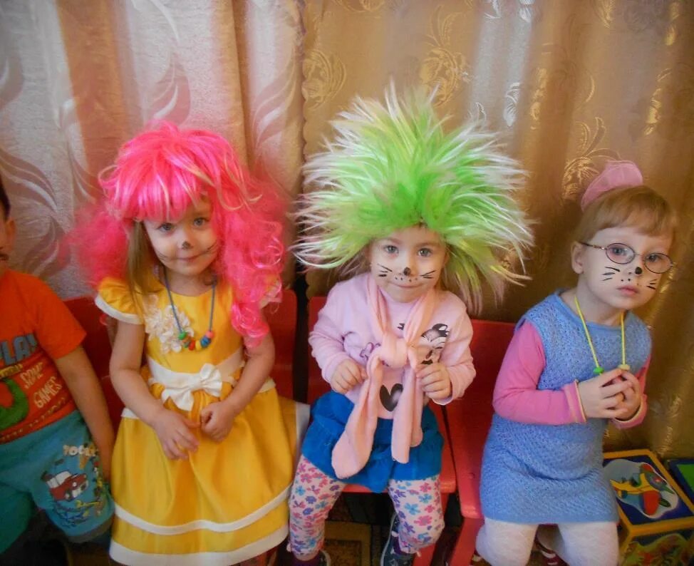 День смеха в саду как одеть. Костюм на 1 апреля в детский сад. Костюм на день смеха для девочки. Костюм на день смеха в детский сад. Веселый костюм на день смеха.